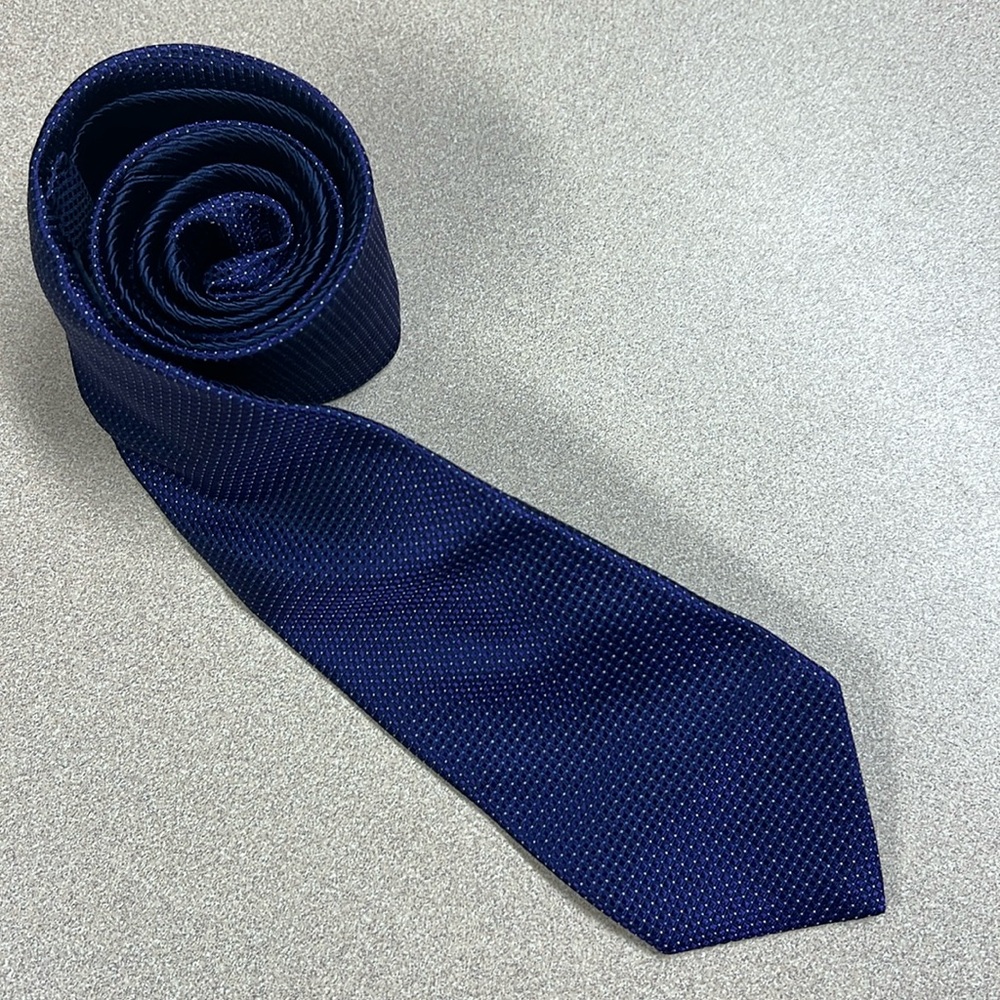 Roundtree & York Trademark Slim Silk Tie